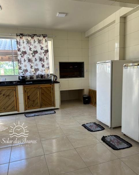 Kitchen or kitchenette, minibar, oven