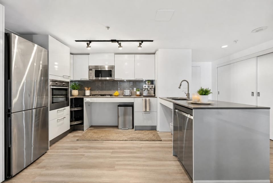 Contemporary 2BR Near Vancouver Waterfront Apartment in Vancouver