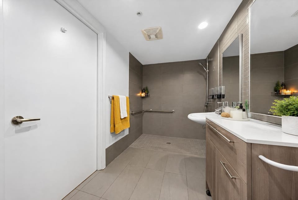 Contemporary 2BR Near Vancouver Waterfront Apartment in Vancouver