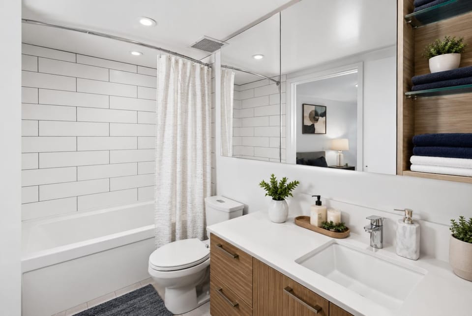 Elegant 2BR in Vancouvers Entertainment District Apartment in Vancouver