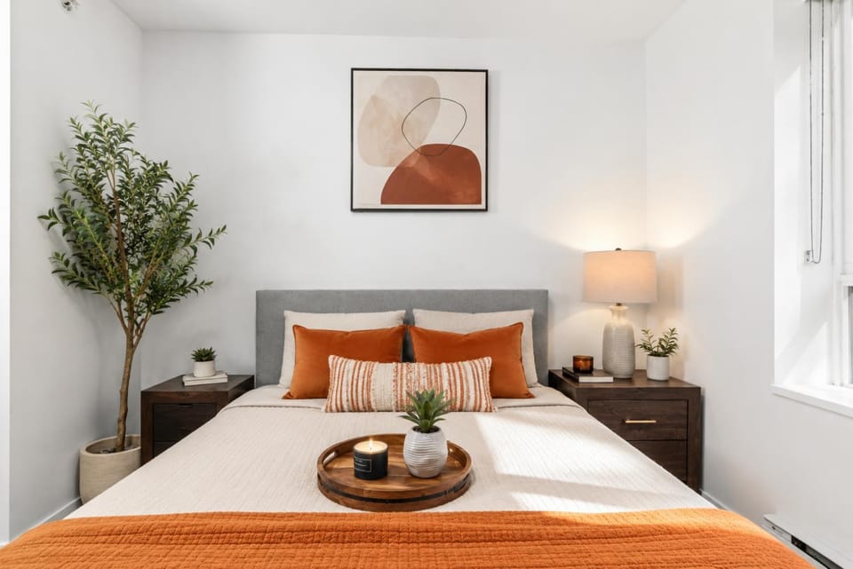 Elegant 2BR in Vancouvers Entertainment District Apartment in Vancouver