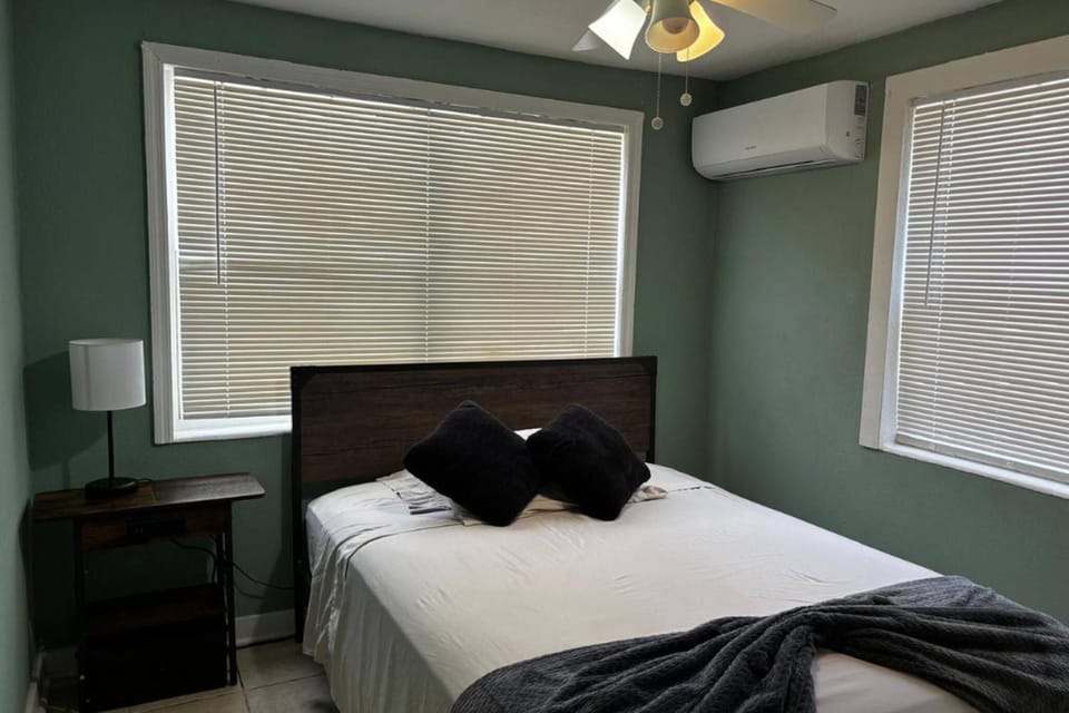 Downtown Sarasota 2BR Apartment 2BA Pet Friendly Beaches Sleeps 5 Apartment in Sarasota