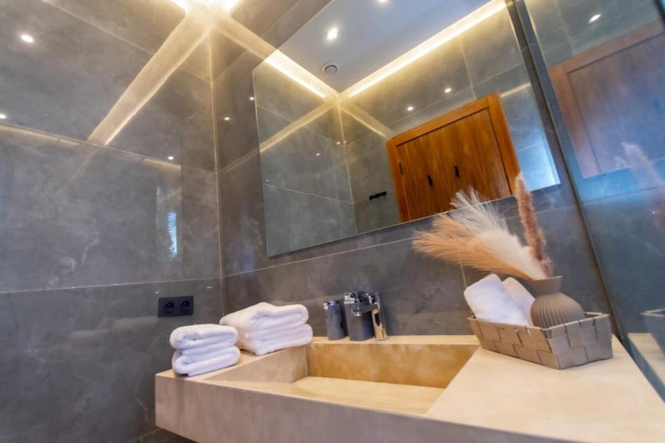 Signature Villa 4BR Heated Pool Route Amezmiz Villa in Marrakesh-Safi