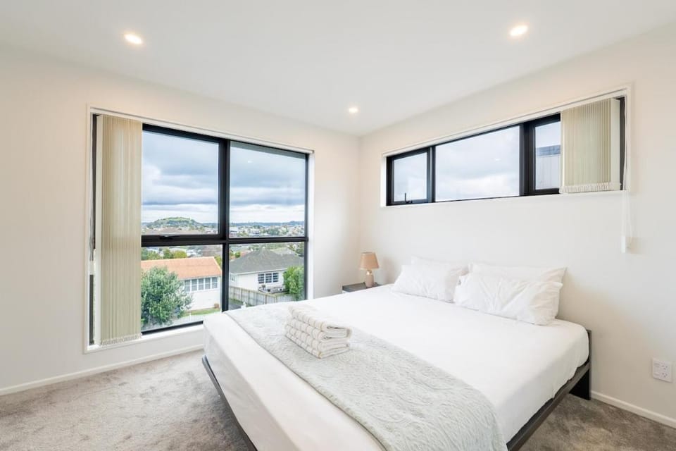 Modern 3-Bedroom Townhouse in Belmont House in Auckland