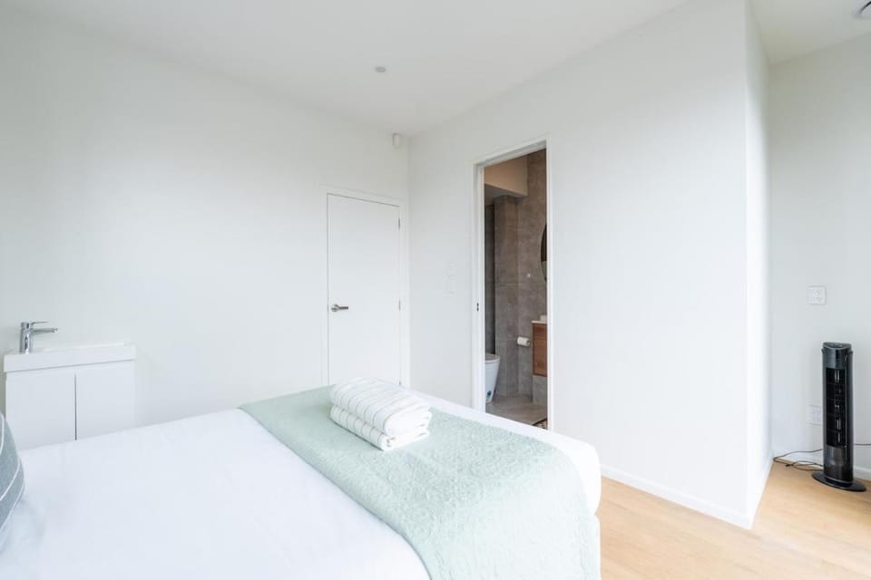 Modern 3-Bedroom Townhouse in Belmont House in Auckland