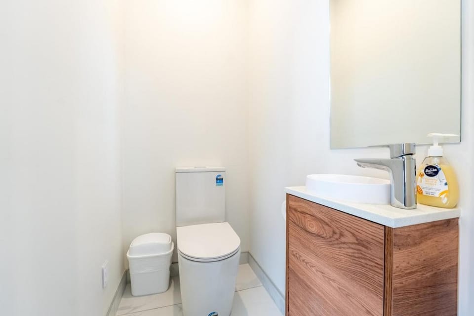 Modern 3-Bedroom Townhouse in Belmont House in Auckland