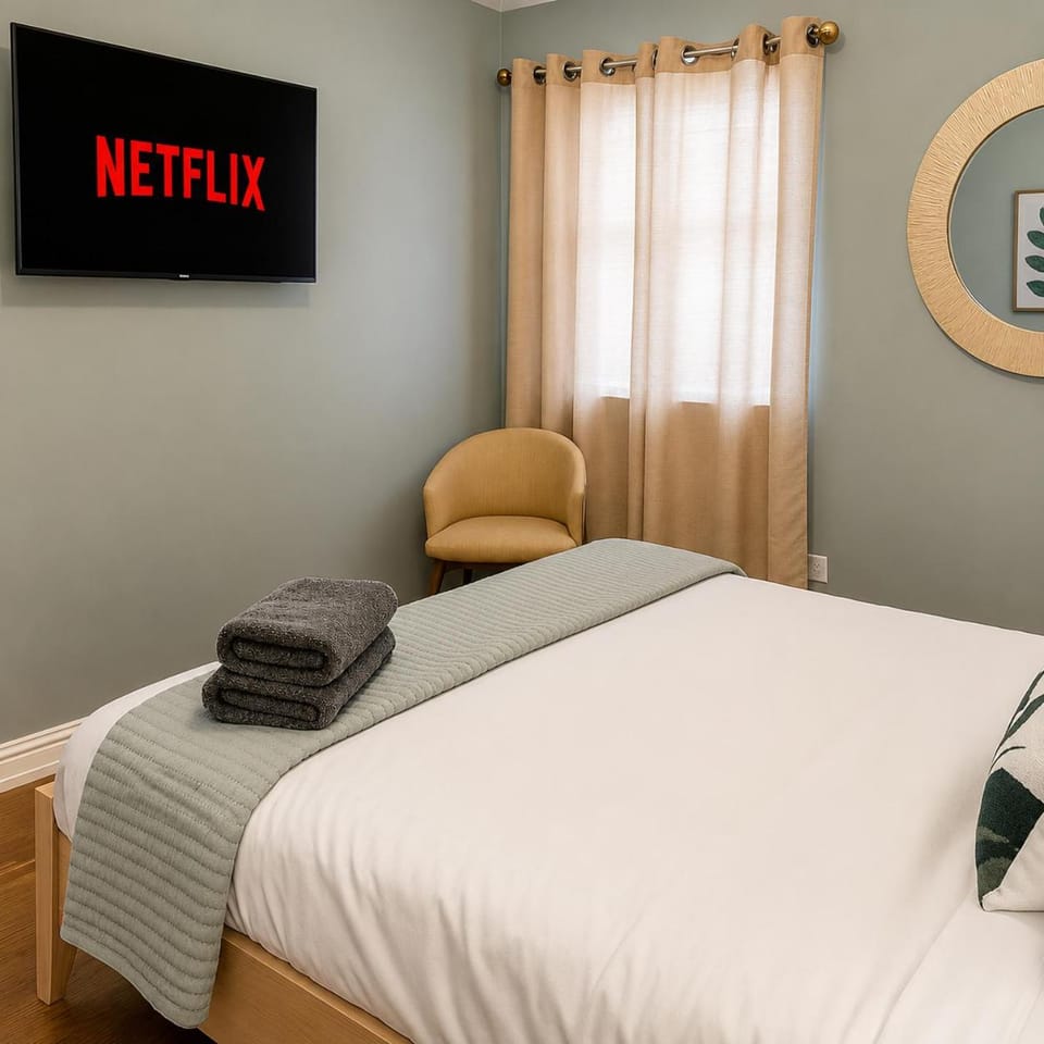 Bed, TV and multimedia, Seating area, Bedroom, towels