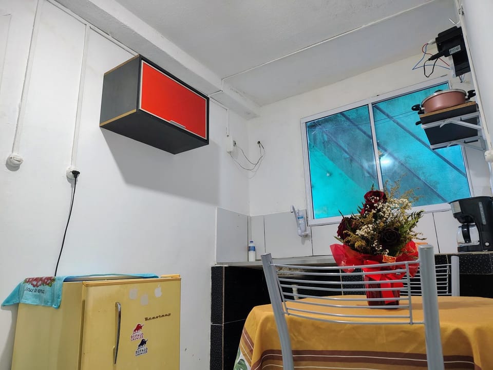 Kitchen or kitchenette, minibar