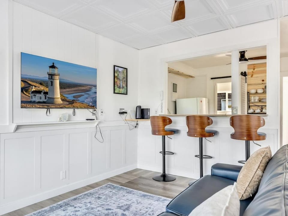 NEW Cozy Long Beach Cottage - Walk to Beach & Town House in Long Beach