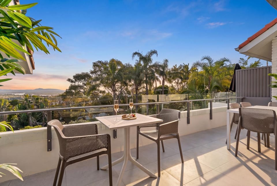 Natural landscape, View (from property/room), Balcony/Terrace, Seating area, Dining area