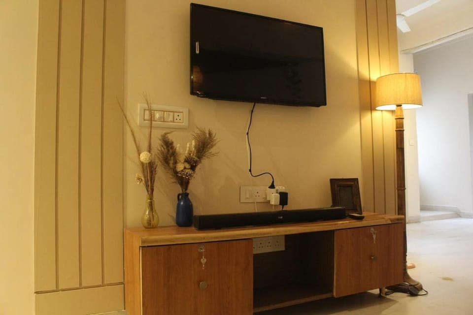 Luxury 3 BHK Near Fateh Sagar Lake, Saheliyon Ki Bari Apartment in Udaipur