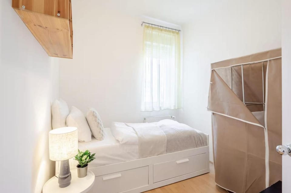 Modern 2 Bedroom Home with Balcony Apartment in Budapest