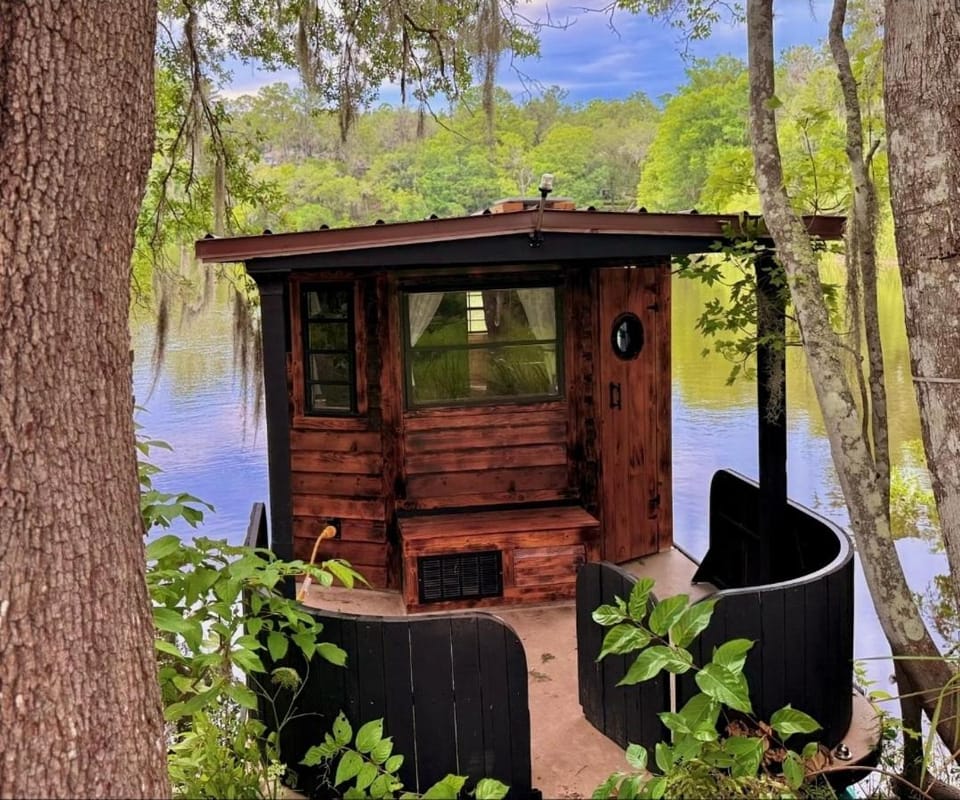 Secret Cove Cabin Boat Riverfront Retreat Cabin in Dunnellon