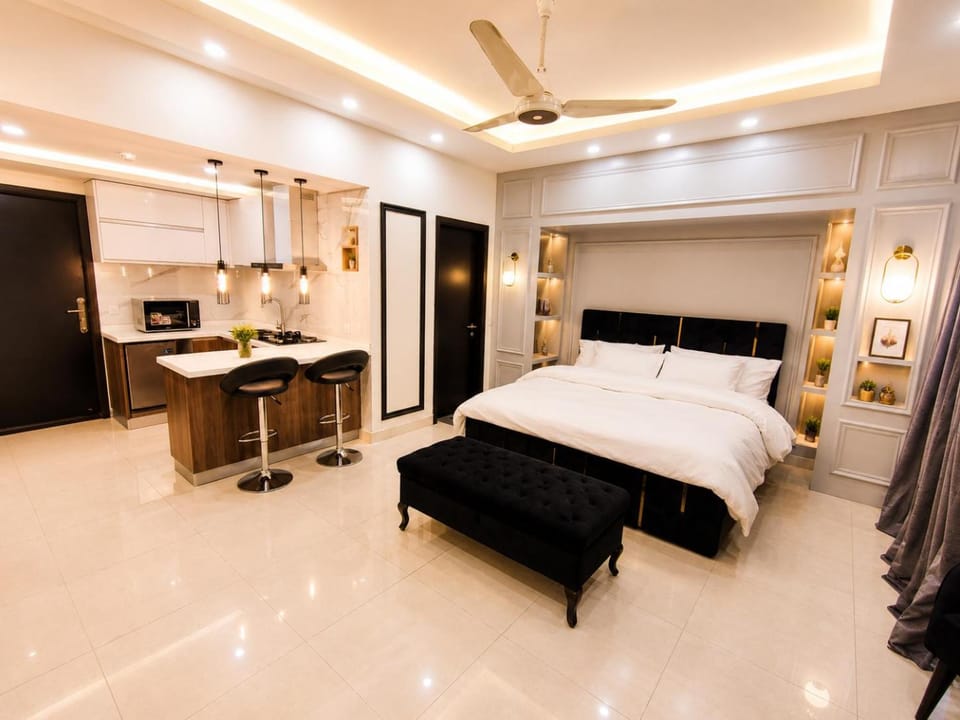 Bed, Kitchen or kitchenette, Photo of the whole room, Bedroom, minibar, wardrobe, air conditioner