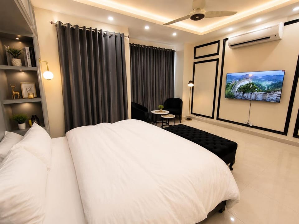 Bed, TV and multimedia, Photo of the whole room, Bedroom