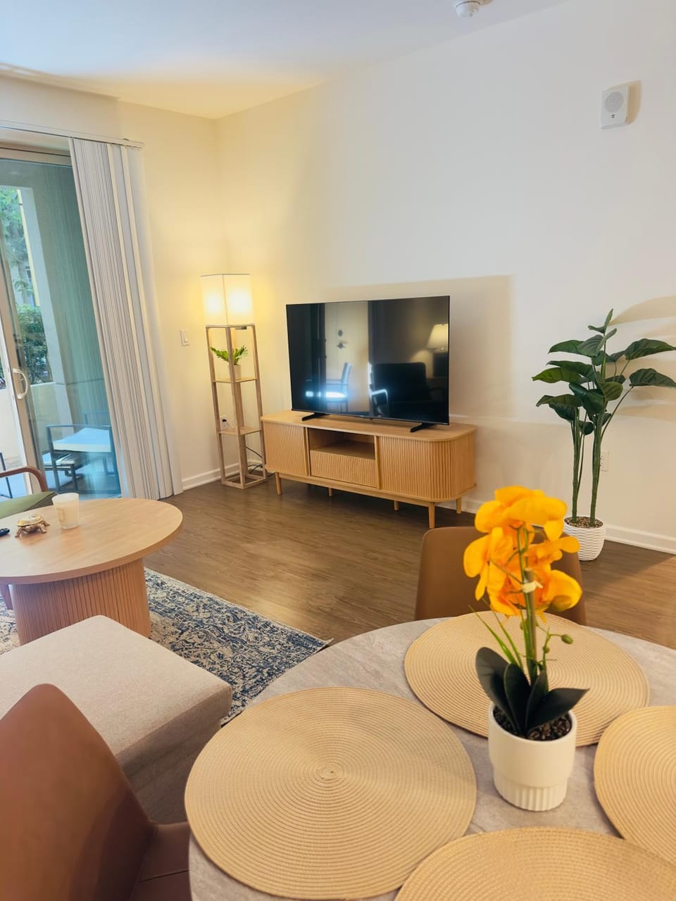TV and multimedia, Living room, Seating area, Evening entertainment