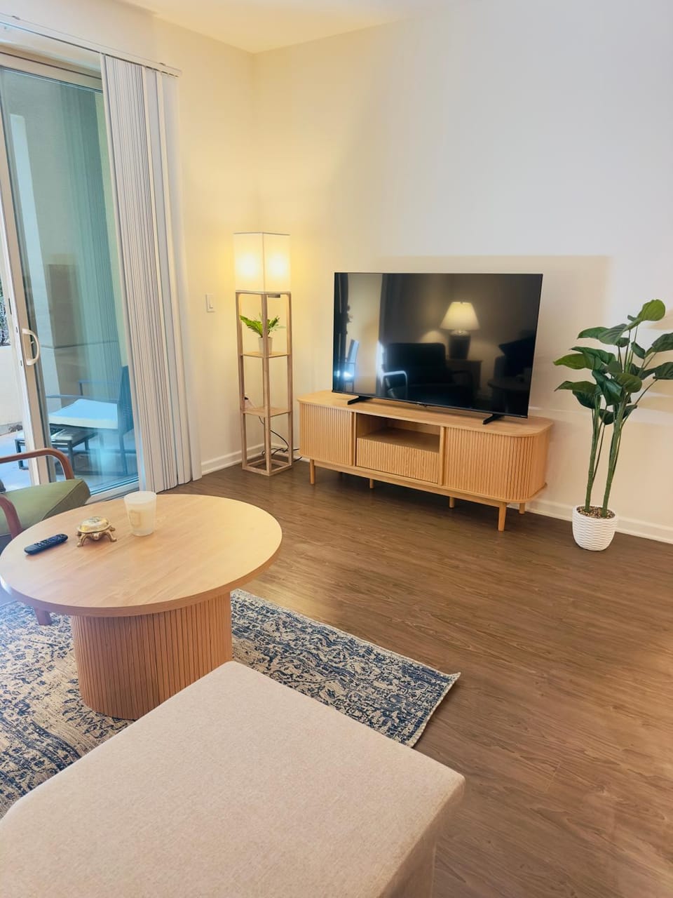 Library, TV and multimedia, Living room, Seating area, Evening entertainment