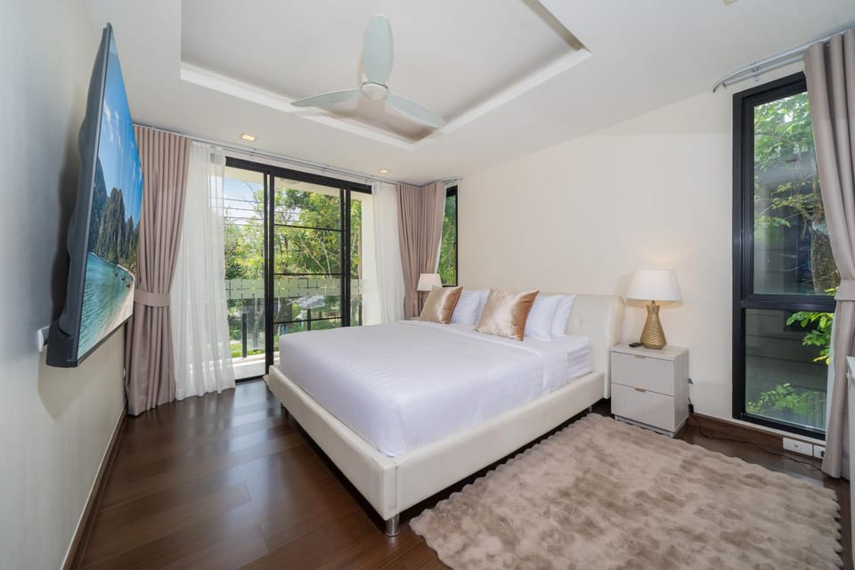 Bed, TV and multimedia, Bedroom