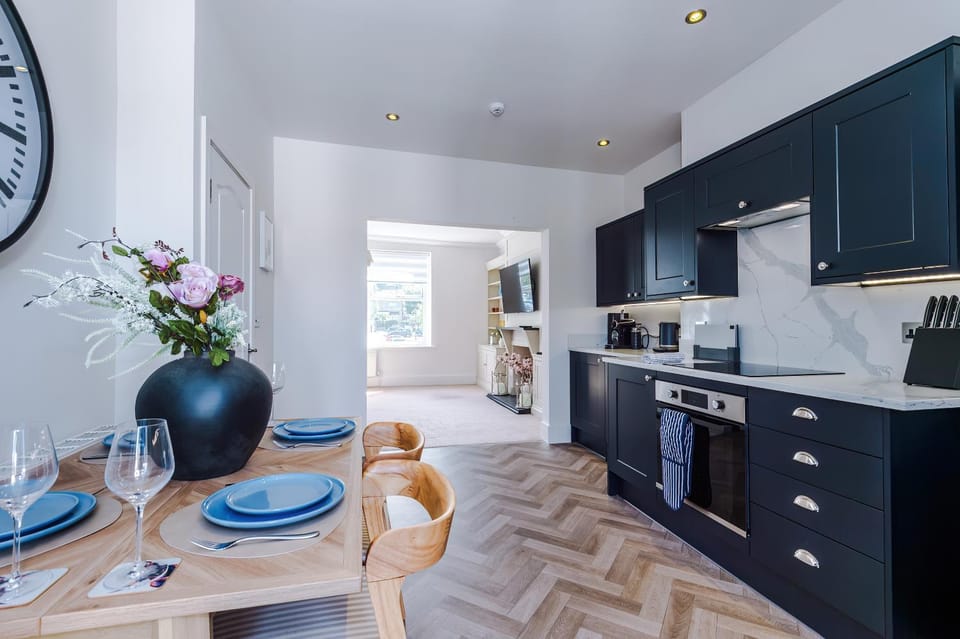 Kitchen or kitchenette, Dining area, dishwasher, oven