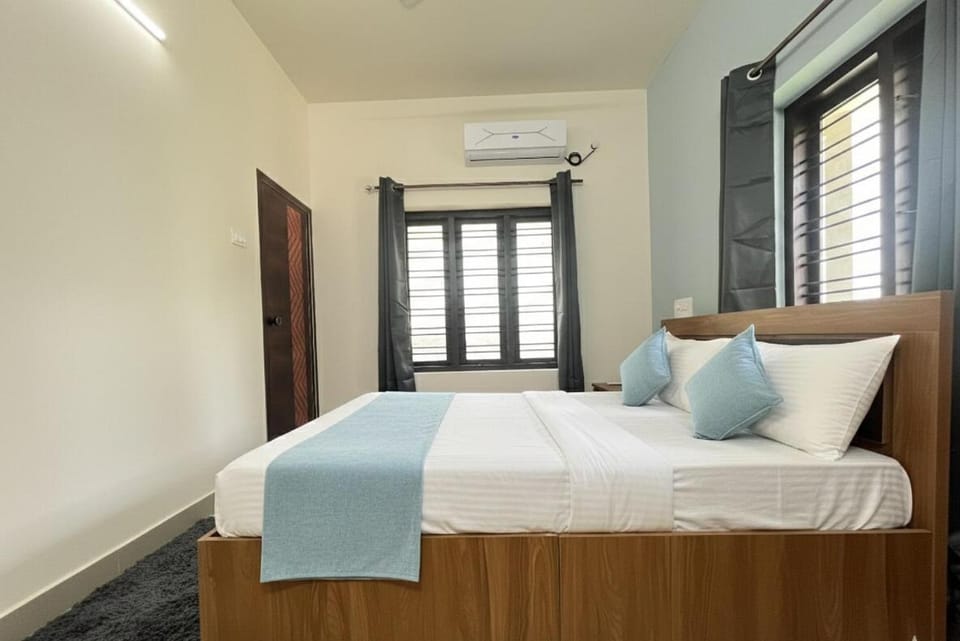 Bed, Photo of the whole room, Bedroom, air conditioner