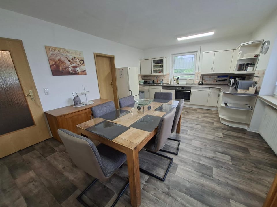 Kitchen or kitchenette, Dining area