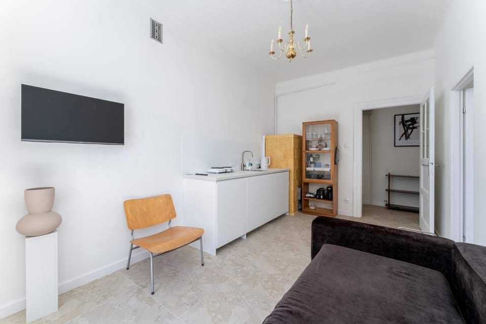 TV and multimedia, Kitchen or kitchenette, Living room, Seating area, oven