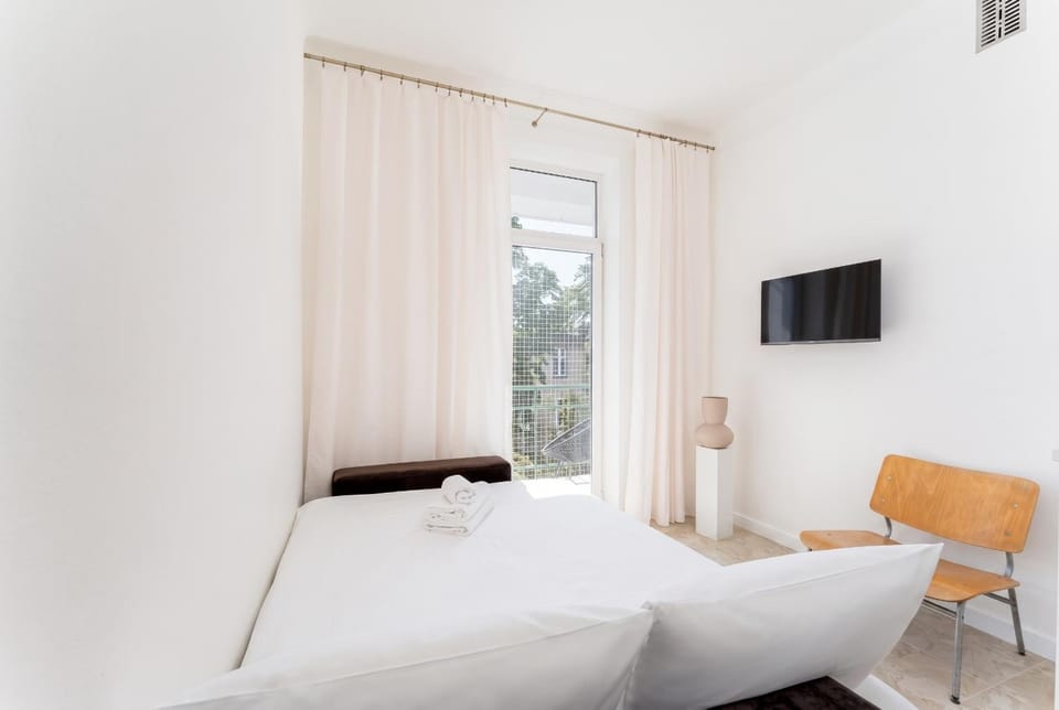 Bed, TV and multimedia, Living room, Photo of the whole room, Seating area, Evening entertainment, Bedroom