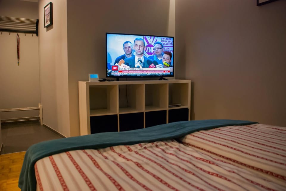 Bed, TV and multimedia, Photo of the whole room, Bedroom