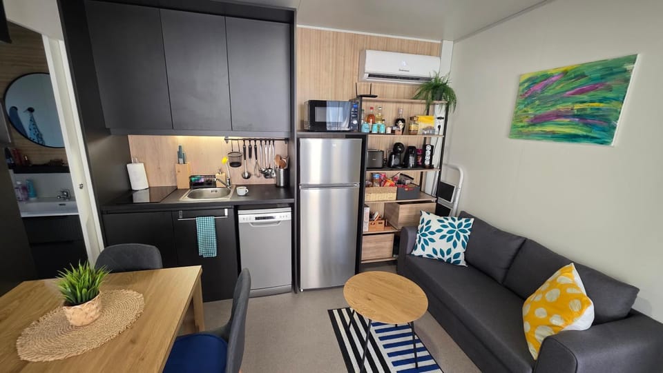 Coffee/tea facilities, Living room, Dining area, stove, air conditioner, air conditioner