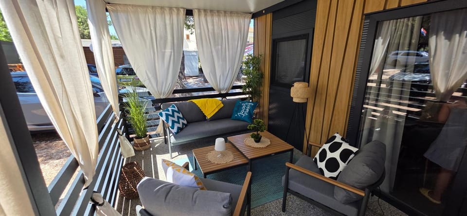 Day, View (from property/room), Balcony/Terrace, Living room, Seating area, Dining area, Parking