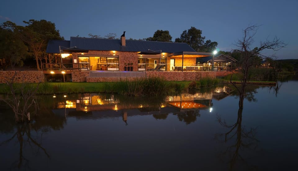Property building, Communal lounge/ TV room, Natural landscape, Communal kitchen, Lake view