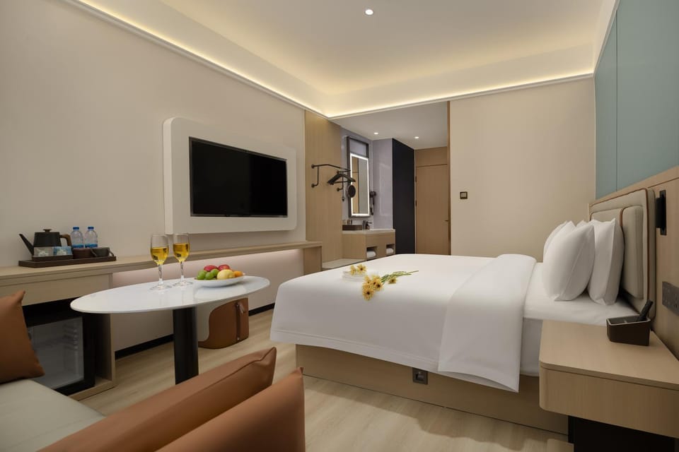 Bed, TV and multimedia, Living room, Photo of the whole room, Bedroom