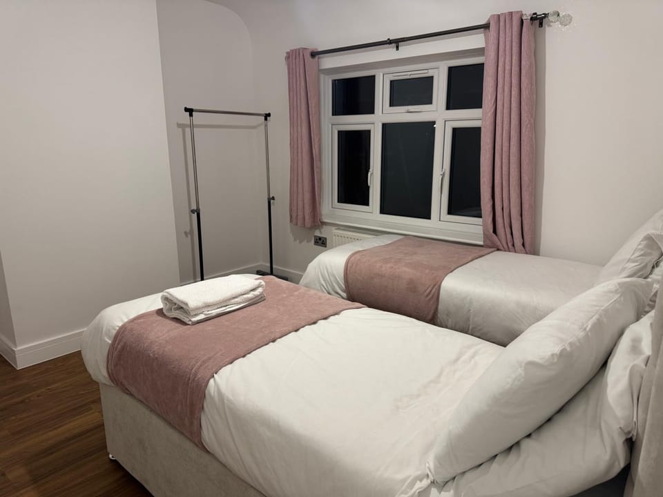 Spacous 4 Bedrooms House With Driveway Parking House in Aylesbury
