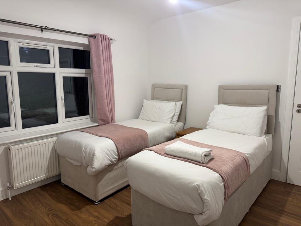 Spacous 4 Bedrooms House With Driveway Parking House in Aylesbury