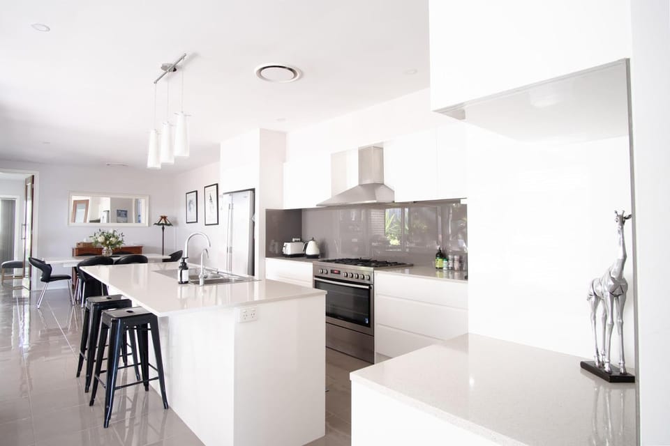 Kitchen or kitchenette, Dining area, dishwasher, oven, pet friendly, stove