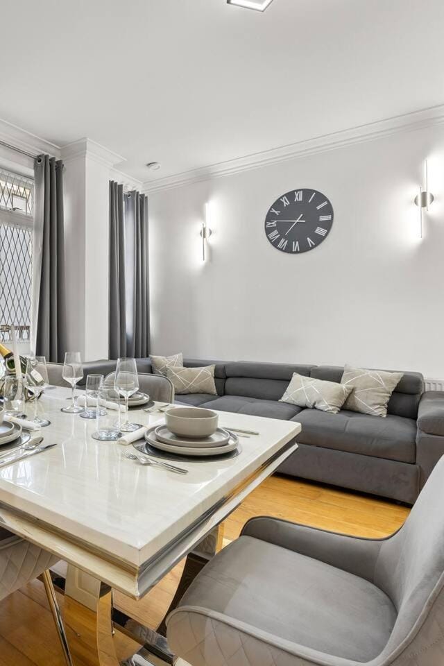 Living room, Seating area, Dining area