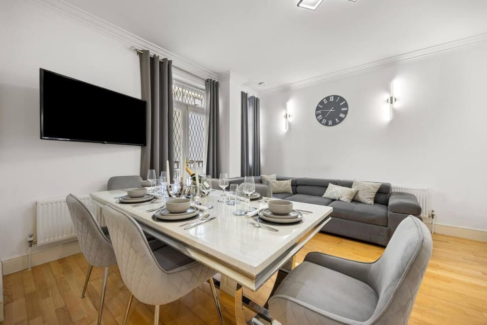 Living room, Seating area, Dining area