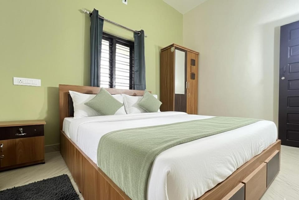 Bed, Photo of the whole room, Bedroom, wardrobe