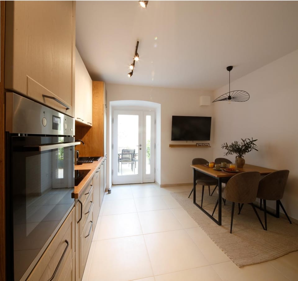 TV and multimedia, Kitchen or kitchenette, Dining area, oven, stove