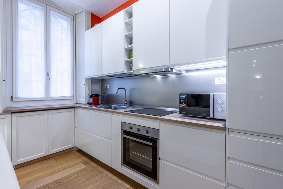 Kitchen or kitchenette, dishwasher, oven