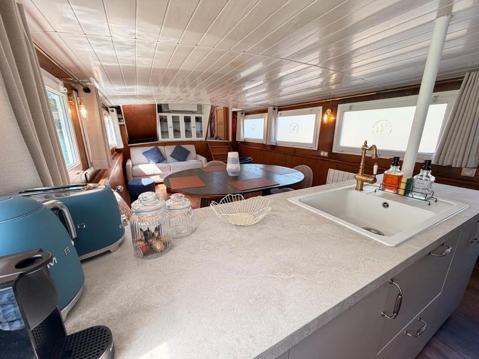 Kitchen or kitchenette, Living room, Seating area, Dining area