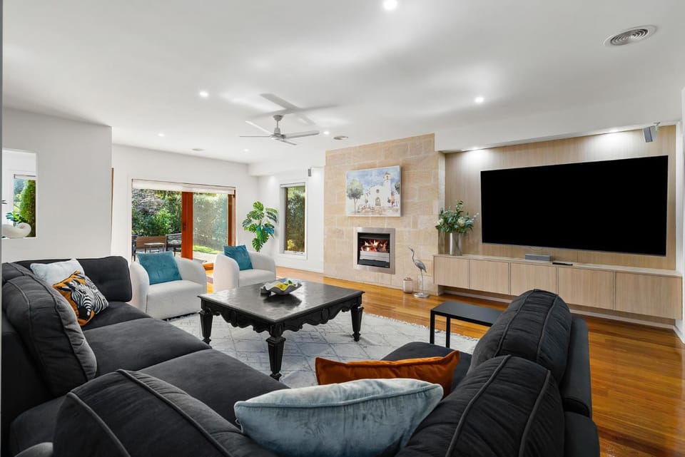 TV and multimedia, Living room, Seating area, fireplace