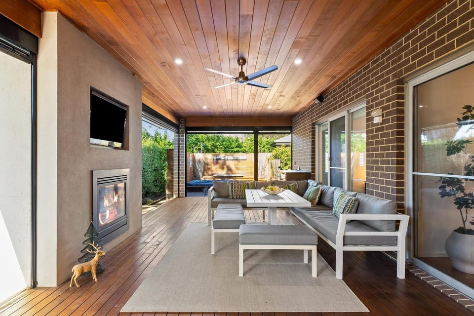 Patio, TV and multimedia, Seating area, Dining area, fireplace