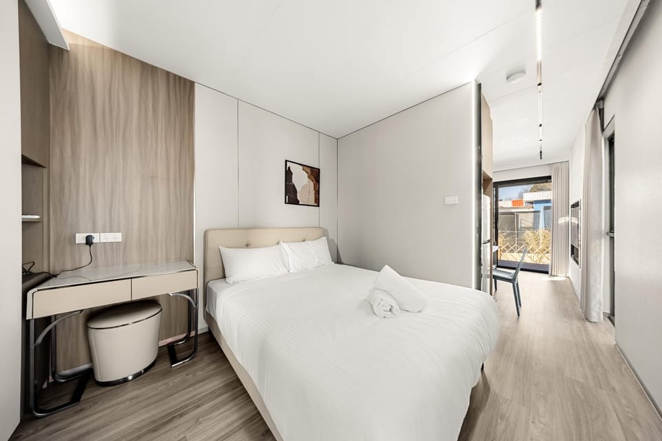 Inviting Modern Tiny Home 8 Min Walk to Station House in Melbourne