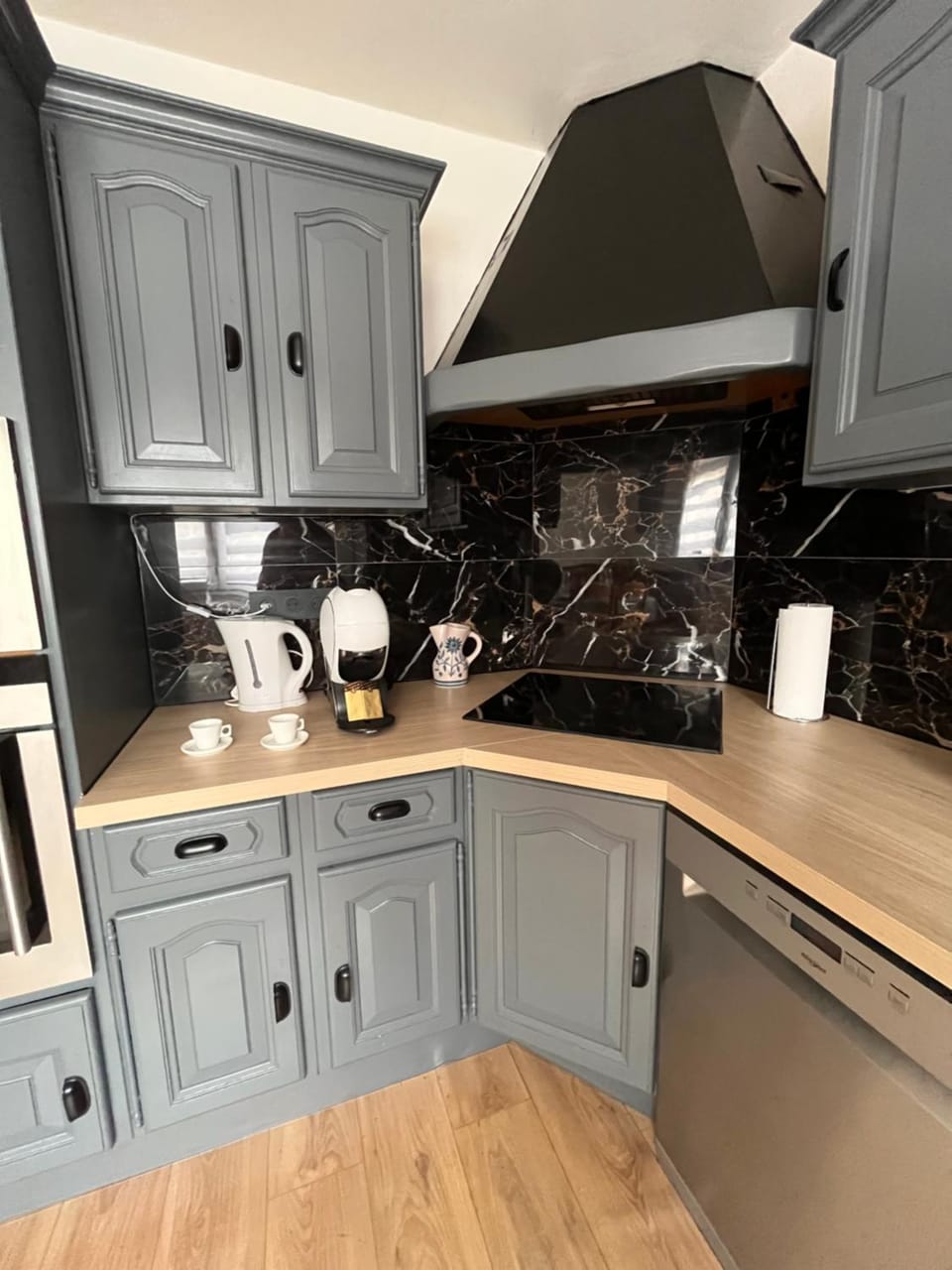 Coffee/tea facilities, Kitchen or kitchenette, dishwasher, stove, toaster