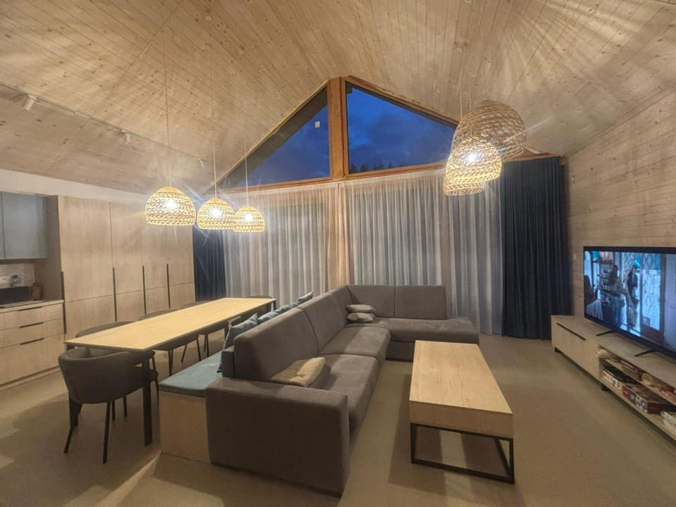 Living room, Seating area, Dining area, Evening entertainment
