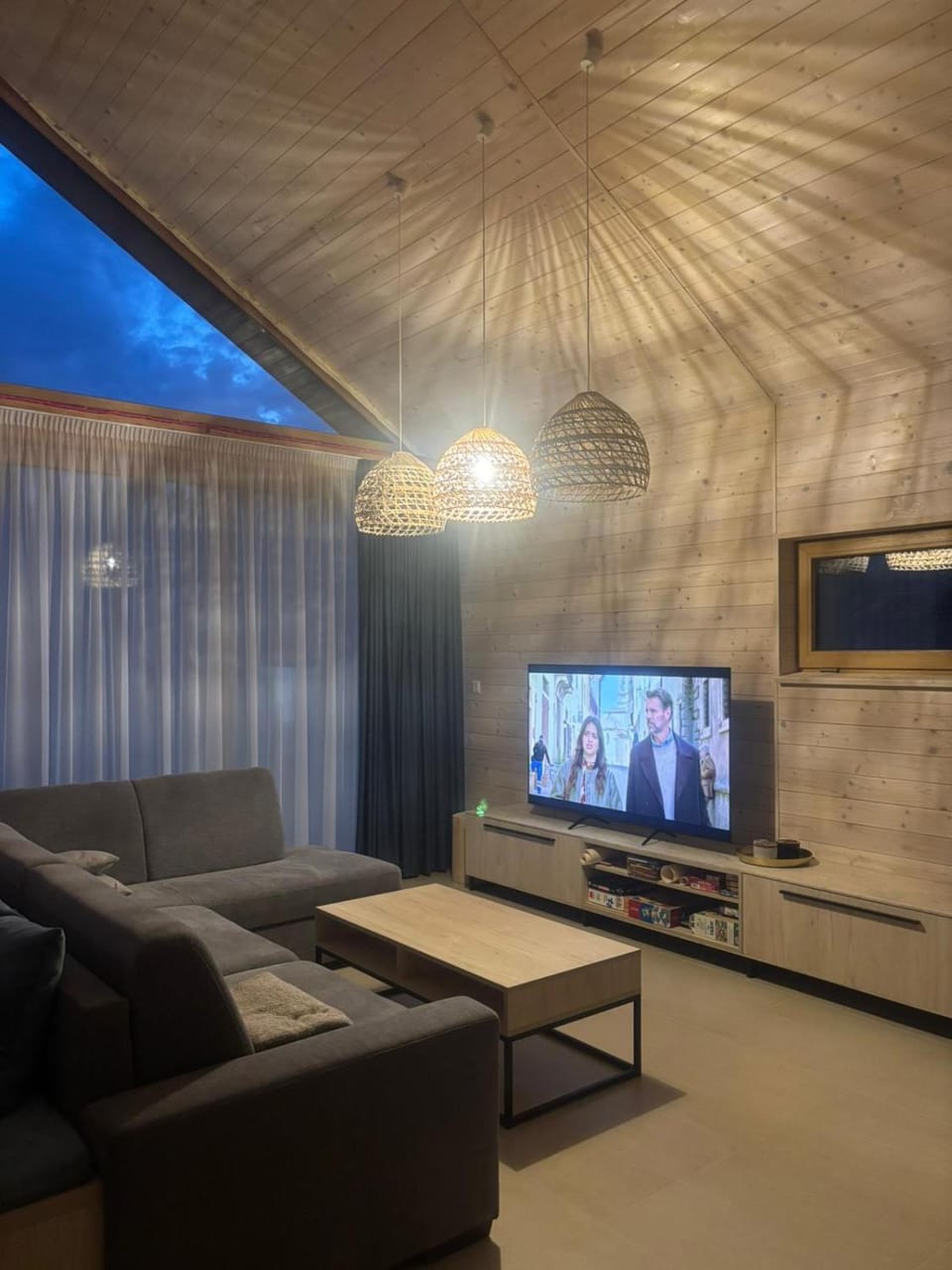 TV and multimedia, Living room, Seating area, Evening entertainment