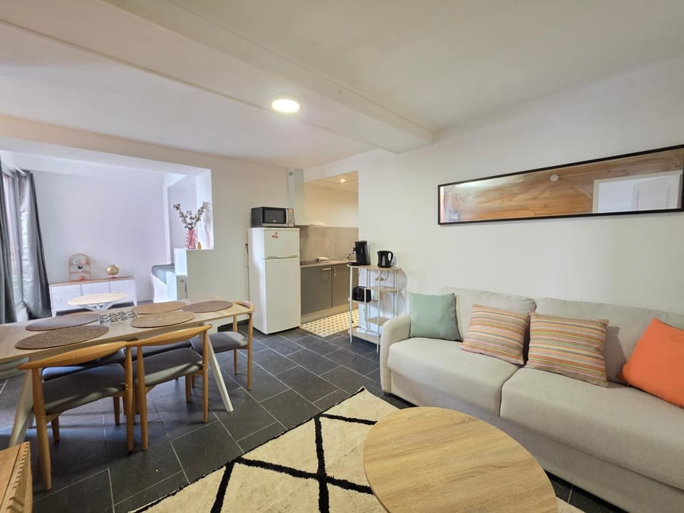 TV and multimedia, Living room, Seating area, Dining area