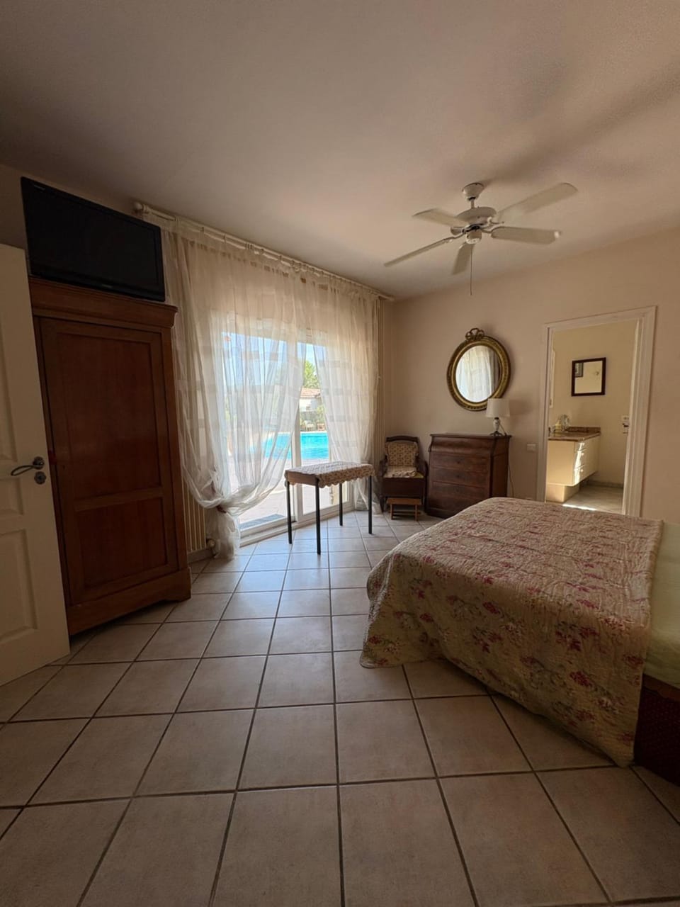 Bed, TV and multimedia, Photo of the whole room, Bedroom, wardrobe