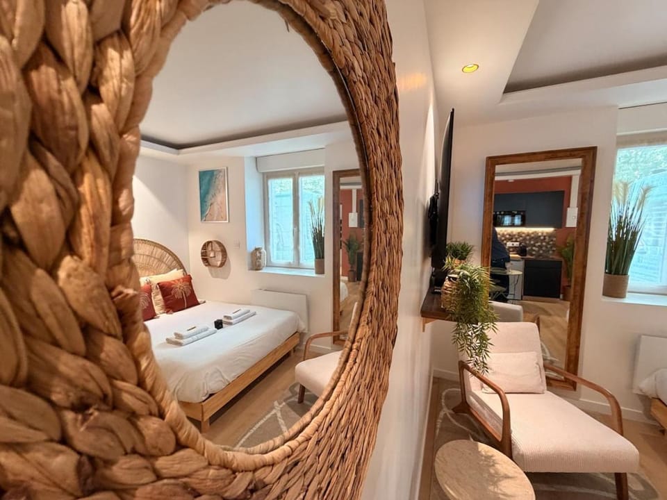 Bed, Living room, Photo of the whole room, Seating area, Bedroom
